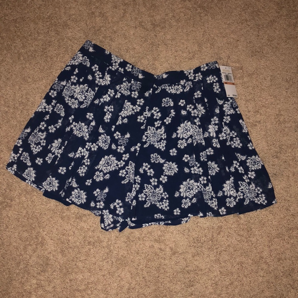 Michael Kors flutter short